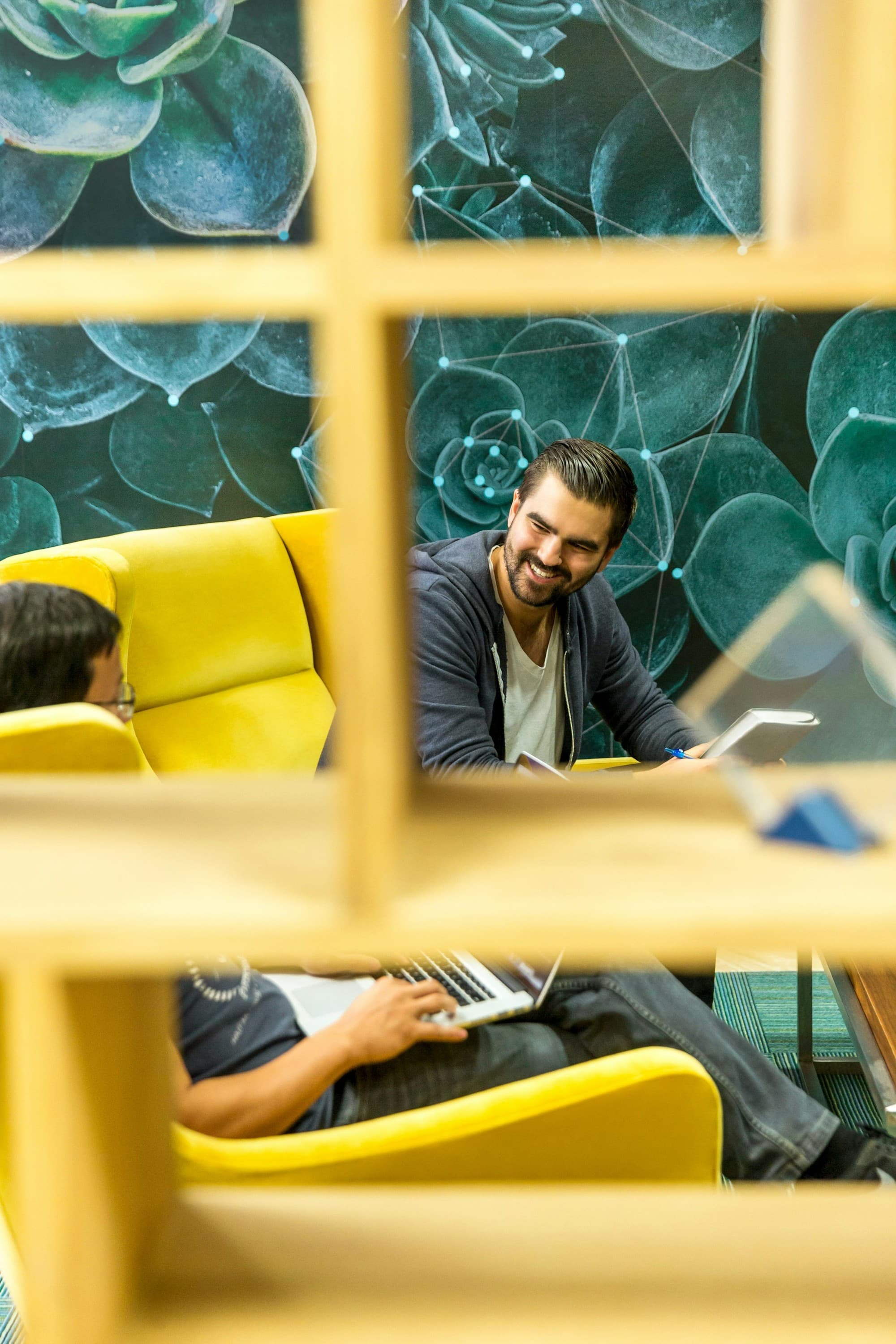 Effizienz steigern mit KI-Tools: So optimieren Sie Ihren Arbeitsalltag – csm_linkedin-sales-solutions-hrhjn6ZTgrM-unsplash_9cbb61f7cb.jpg