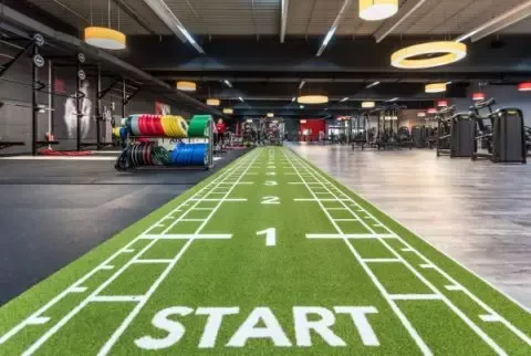 Eine Startlinie in einer Halle